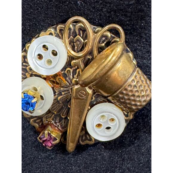 Vintage Sewing Notion Brooch – Thimble, Scissors & Button Motif  CP49 - Picture 3 of 4